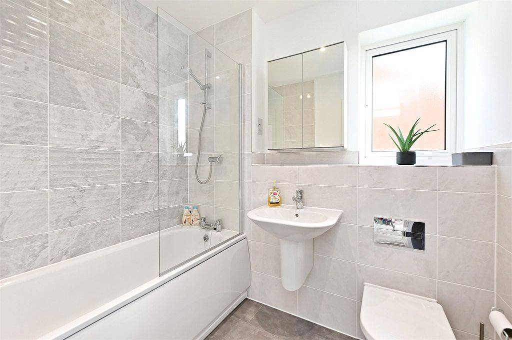 Additional image 13 of 4 bed detached house for saleBunch Grove, Yateley, Hampshire GU46
