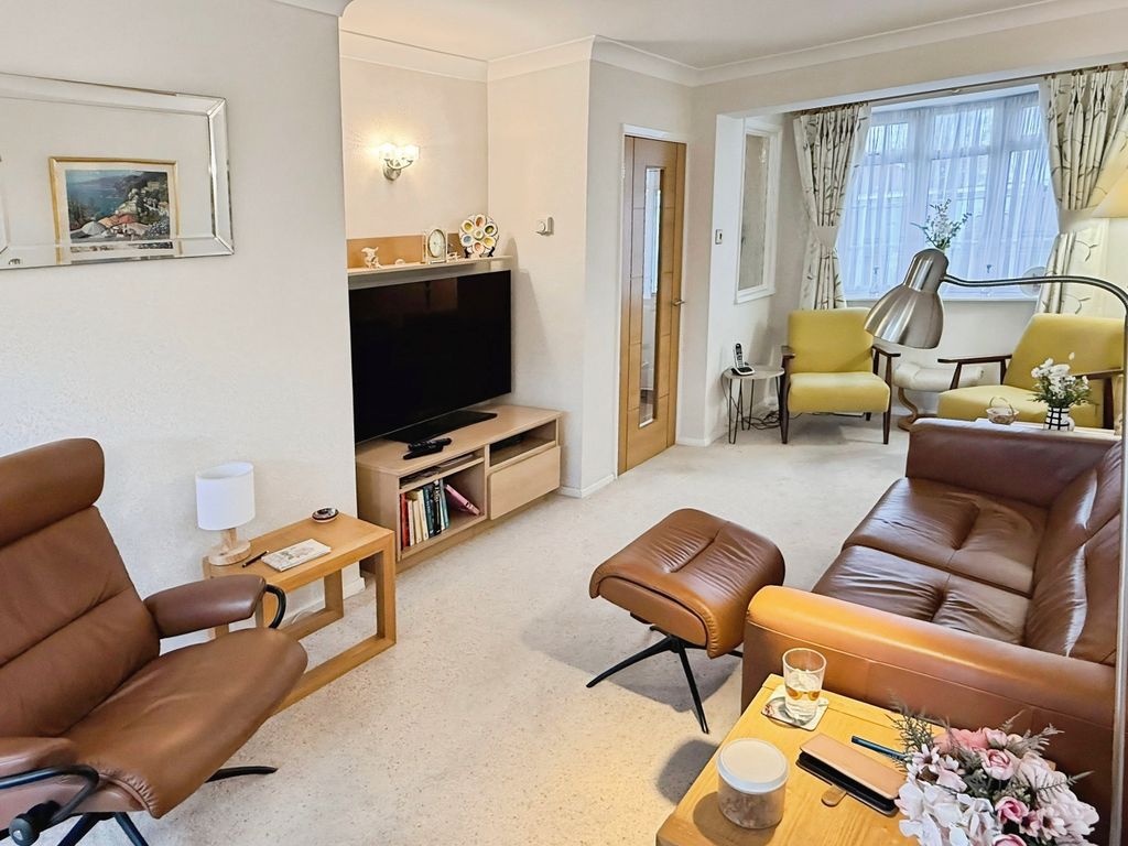 3 bed detached house for saleKensington Close, Oadby, Leicester LE2 photo 5