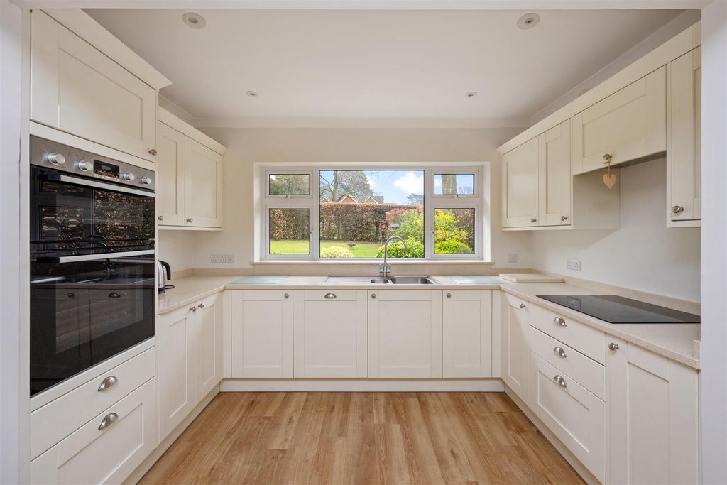Additional image 8 of 6 bed detached house for saleFurze Close, Worthing BN13