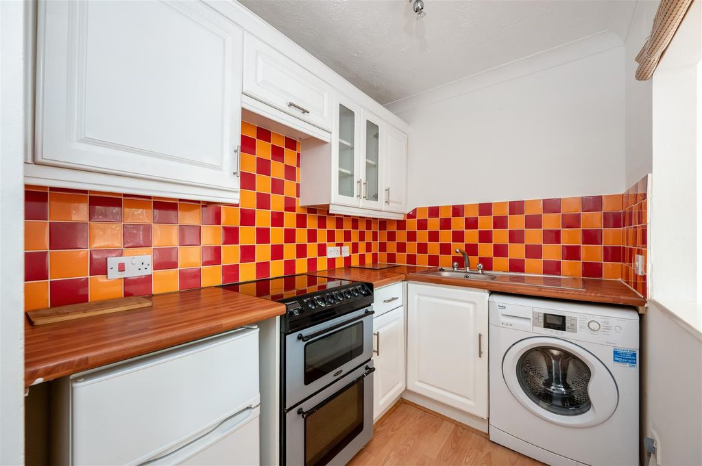 Additional image 8 of 1 bed flat for saleHazel Court, Goldsmith Avenue, Southsea PO4