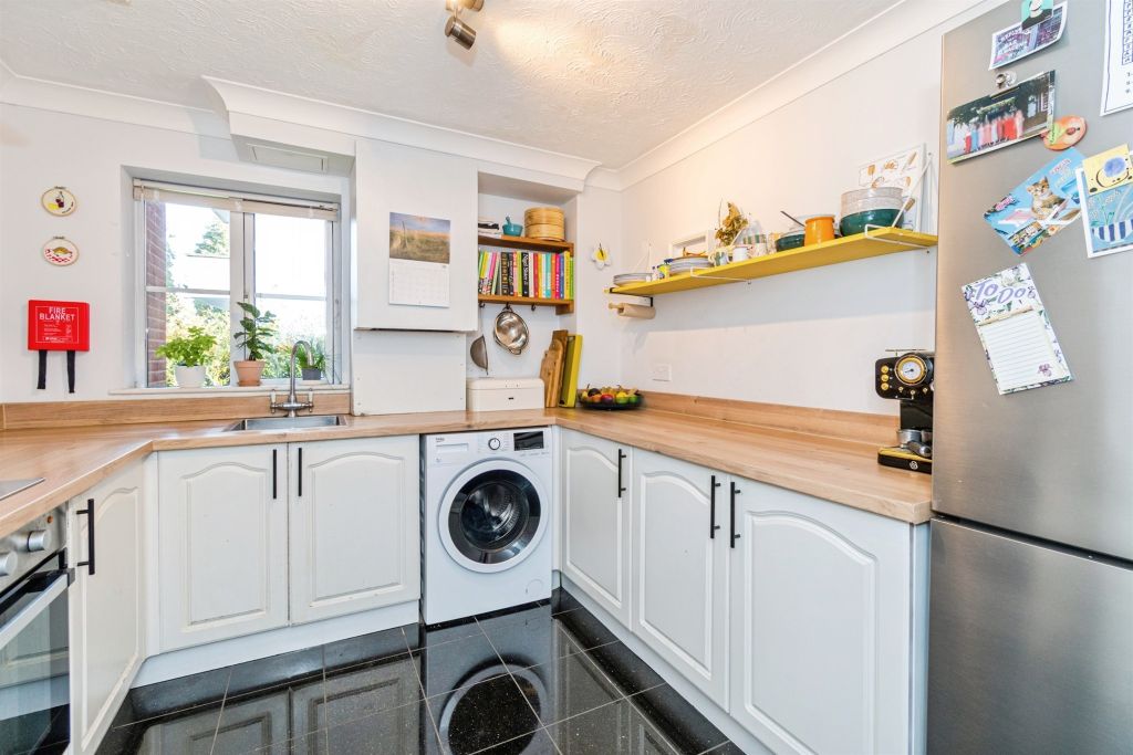 2 bed flat for saleArchers Road, Southampton SO15 photo 5