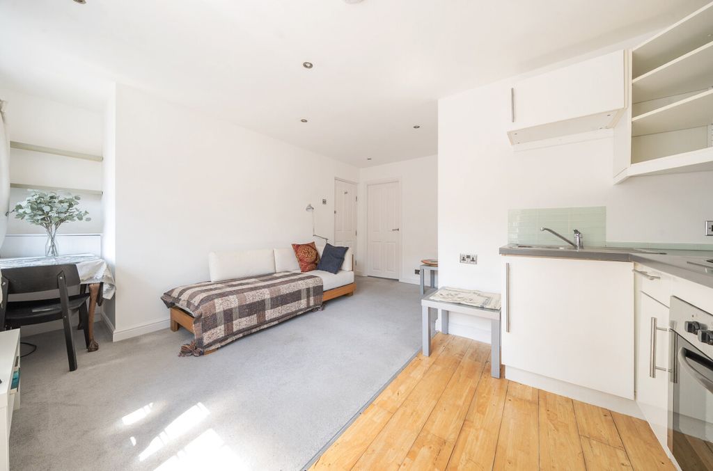 Additional image 3 of 1 bed flat for saleOld Commercial Road, Portsmouth, Hampshire PO1