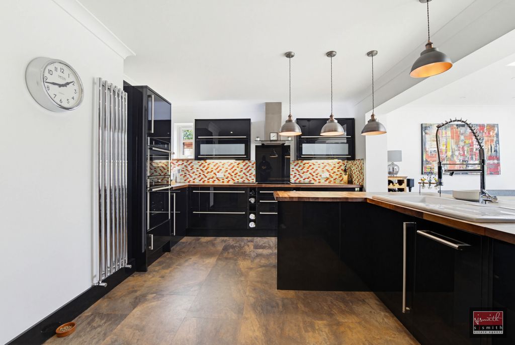 Additional image 15 of 4 bed detached house for saleFontmell Close, Ashford TW15