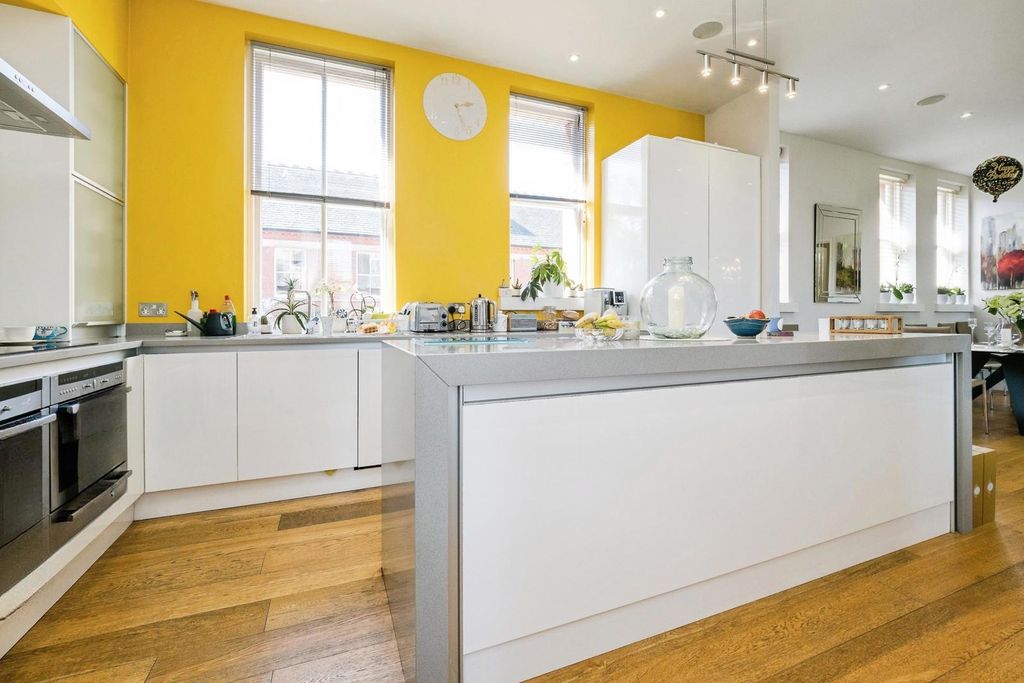 Additional image 4 of 3 bed flat for saleBartholomew House, Richmond Drive, Woodford Green IG8