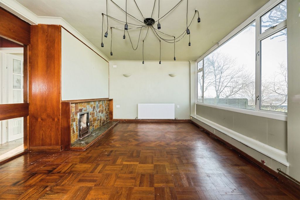 4 bed bungalow for saleBryanston Road, Southampton SO19 photo 4