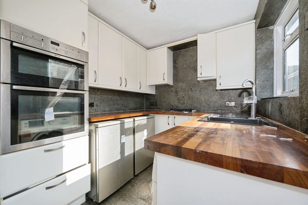 4 bed bungalow for saleBryanston Road, Southampton SO19 photo 5