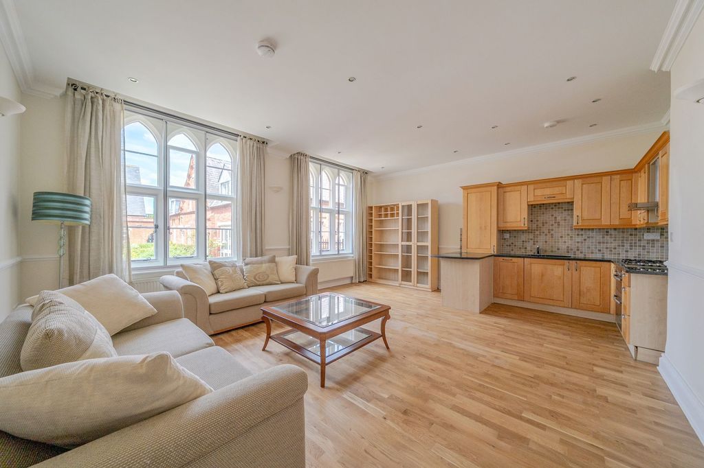 2 bed flat for saleWindsor SL4 photo 2