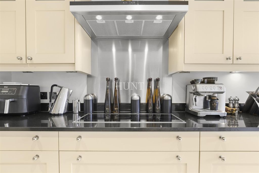 Additional image 7 of 5 bed terraced house for saleBroomhill Road, Woodford Green IG8