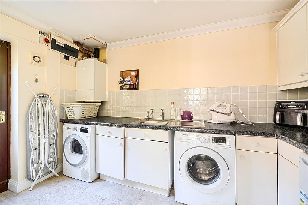 Additional image 9 of 5 bed detached house for saleWarren Lane, Finchampstead, Berkshire RG40