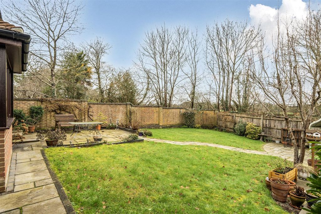 Additional image 24 of 5 bed detached house for saleDunsmore Gardens, Yateley, Hampshire GU46