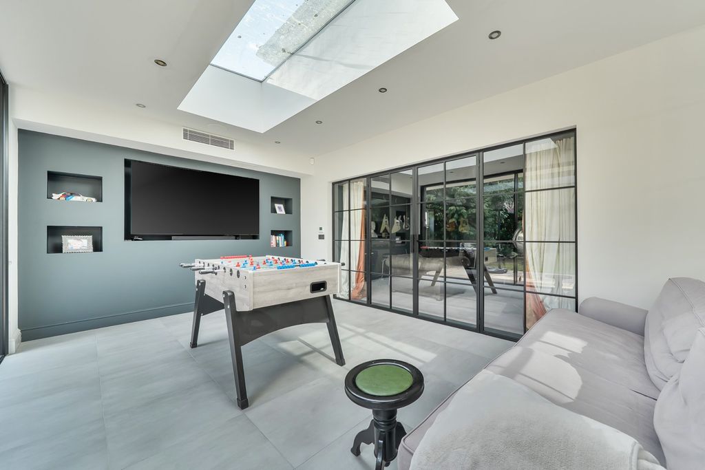 Additional image 9 of 6 bed detached house for salePyrford, Surrey GU22