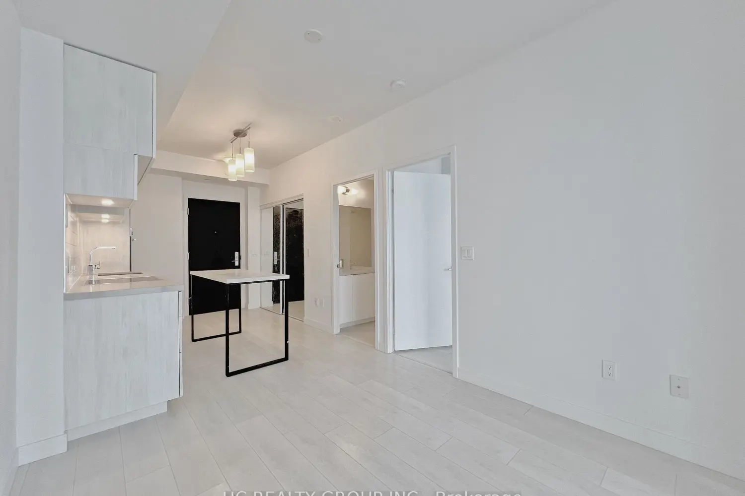 Additional image 9 of 8 Eglinton Avenue 5203