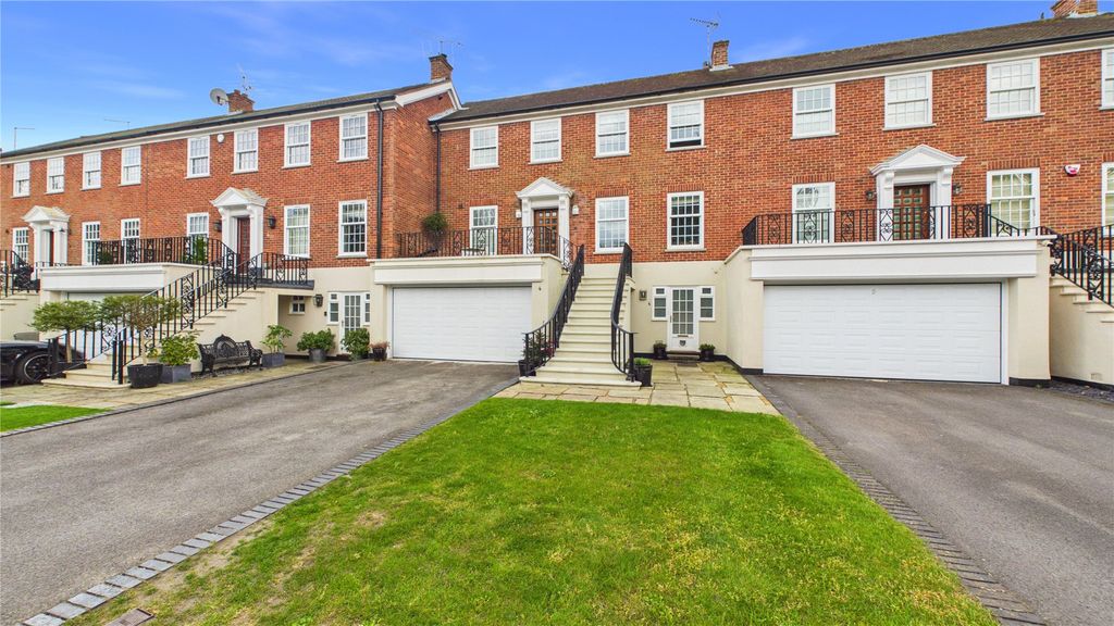 5 bed terraced house for saleWindlesham, Surrey GU20