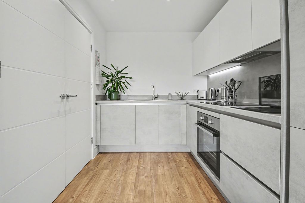 1 bed flat for saleMeridian Way, Northam SO14 photo 2
