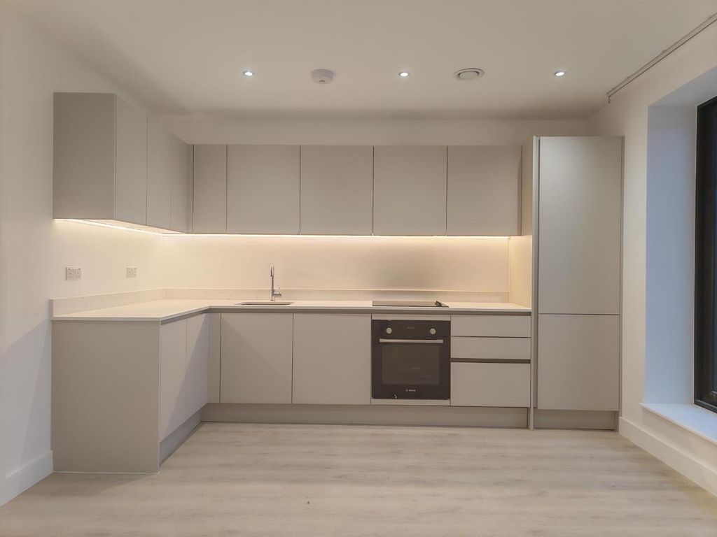 2 bed flat for salePeach Street, Wokingham RG40