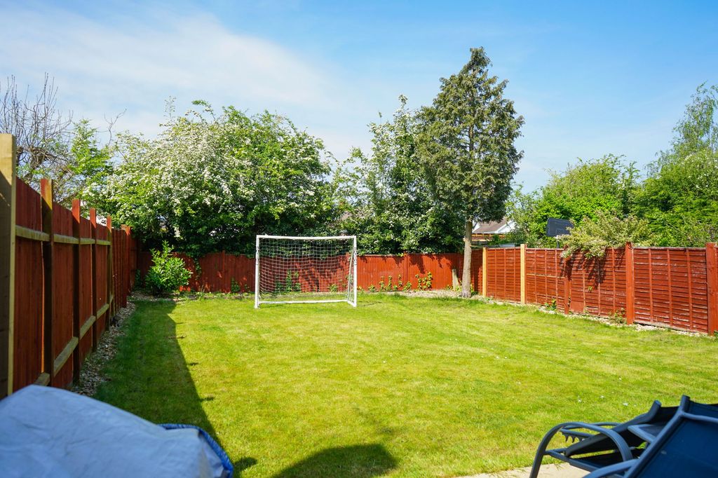 4 bed semi-detached house for saleHill Way, Oadby, Leicester LE2 photo 4