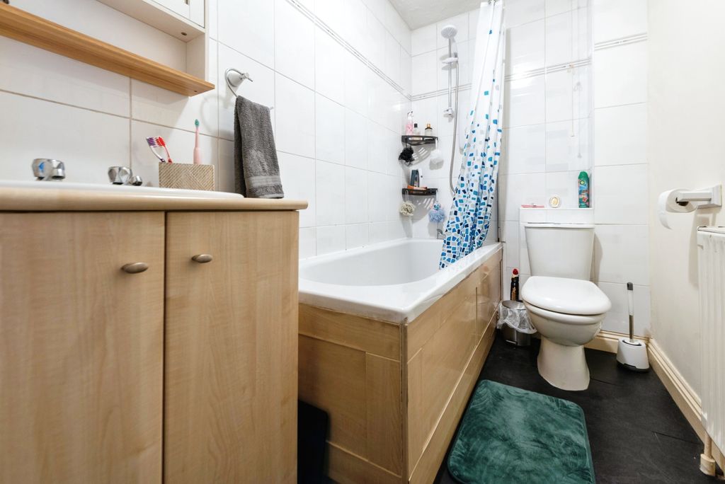 2 bed flat for saleMiddle Road, Southampton, Hampshire SO19 photo 4