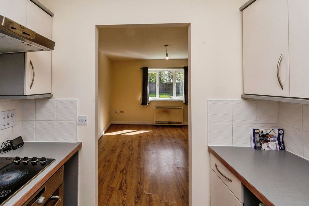 2 bed maisonette for saleAmpleforth Drive, Willenhall, West Midlands WV13 photo 5
