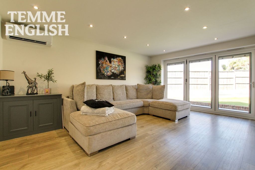 Additional image 4 of 3 bed detached bungalow for saleJersey Gardens, Wickford SS11