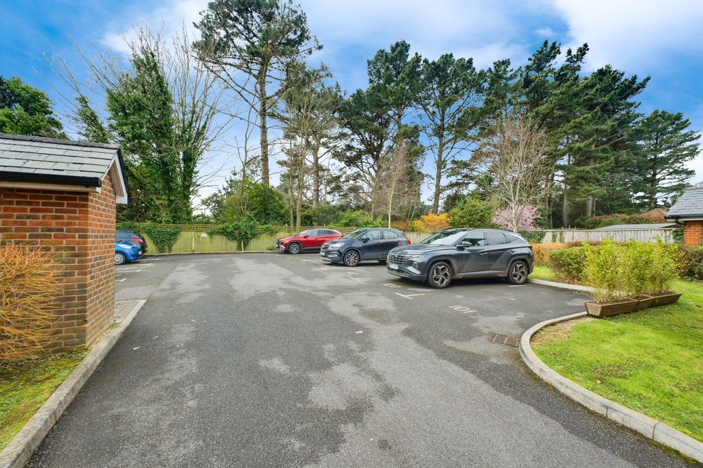 Additional image 15 of 2 bed flat for saleQueen Katherine Road, Lymington SO41