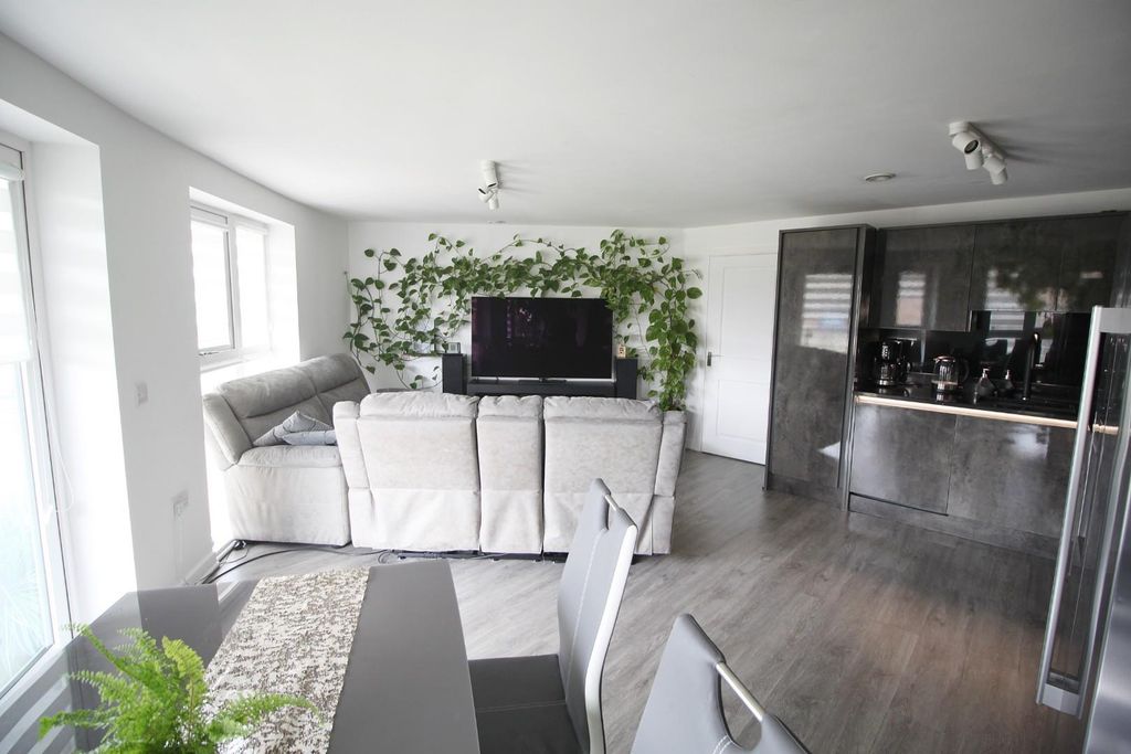 2 bed flat for saleCanon Place, Southampton SO19 photo 5