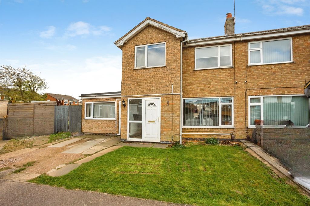 4 bed semi-detached house for saleKennet Way, Melton Mowbray LE13