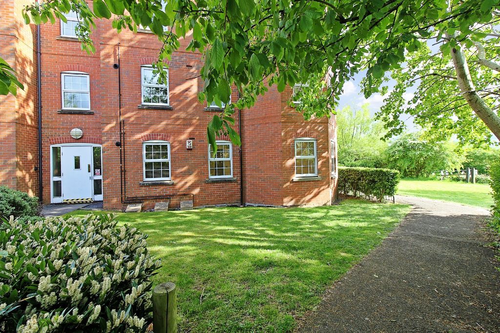 2 bed flat for saleLock Keeper Close, South Wigston LE18 photo 3