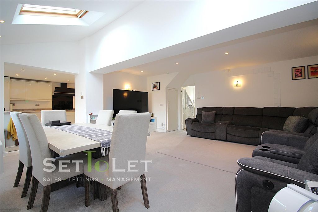 4 bed property for saleAsh Tree Road, Oadby, Leicester LE2 photo 2