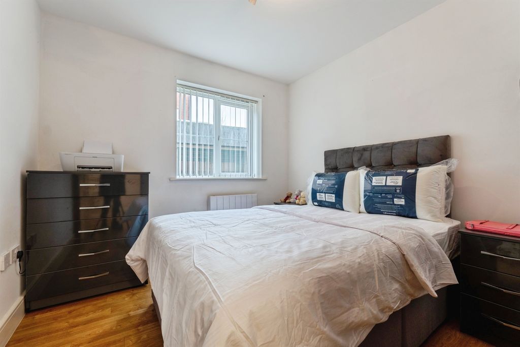 2 bed flat for saleCarty Road, Hamilton, Leicester LE5 photo 5