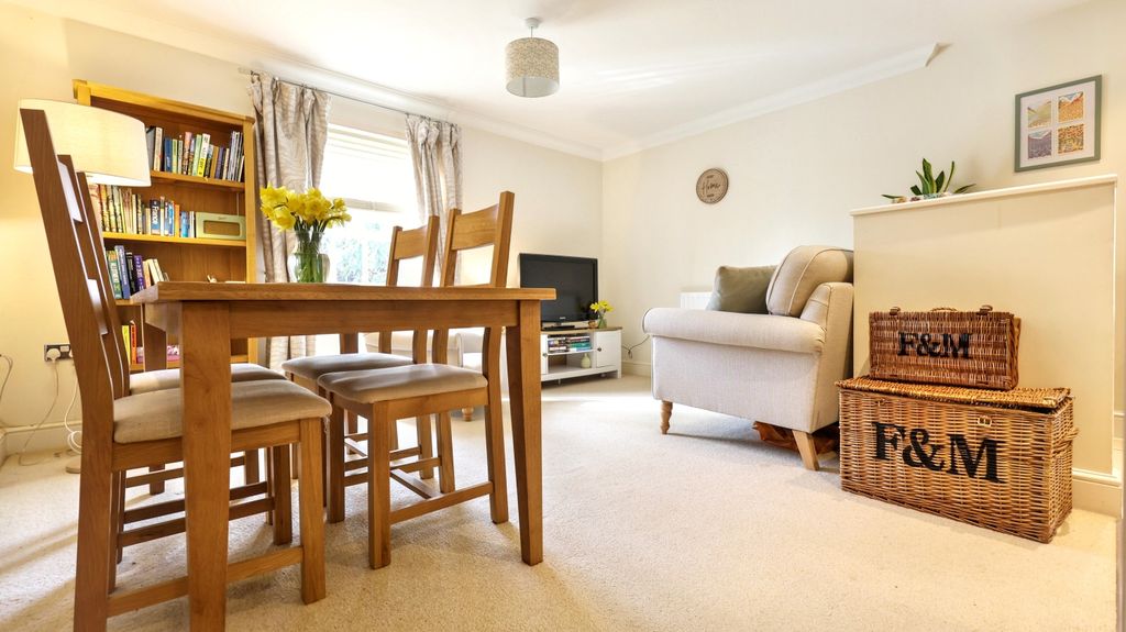Additional image 3 of 2 bed flat for saleFlat 1 Chichester House, 45A Woodgreen, Witney OX28