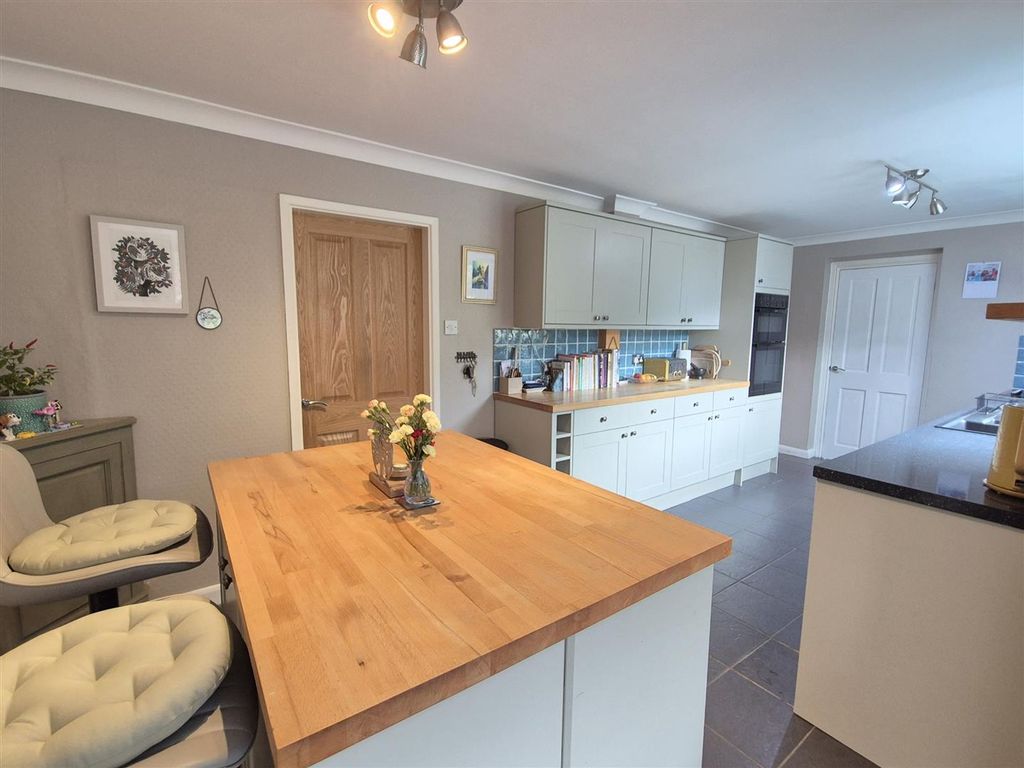 Additional image 6 of 4 bed semi-detached house for saleRedmoor Close, Market Bosworth CV13