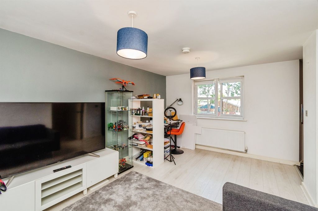 2 bed flat for saleRosehill, Willenhall WV13 photo 4