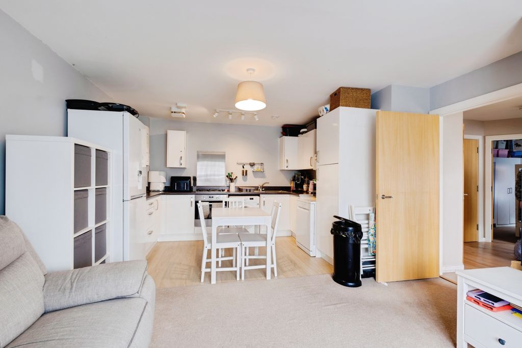 Additional image 5 of 2 bed flat for saleQueen Katherine Road, Lymington SO41