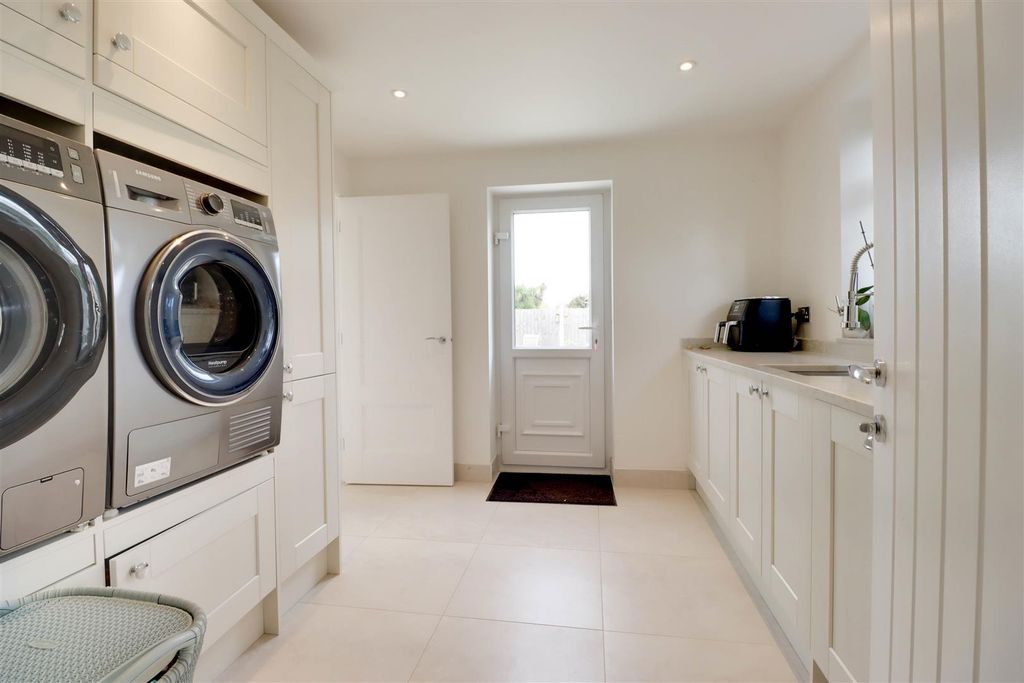 Additional image 21 of 3 bed detached bungalow for saleSugden Avenue, Wickford SS12