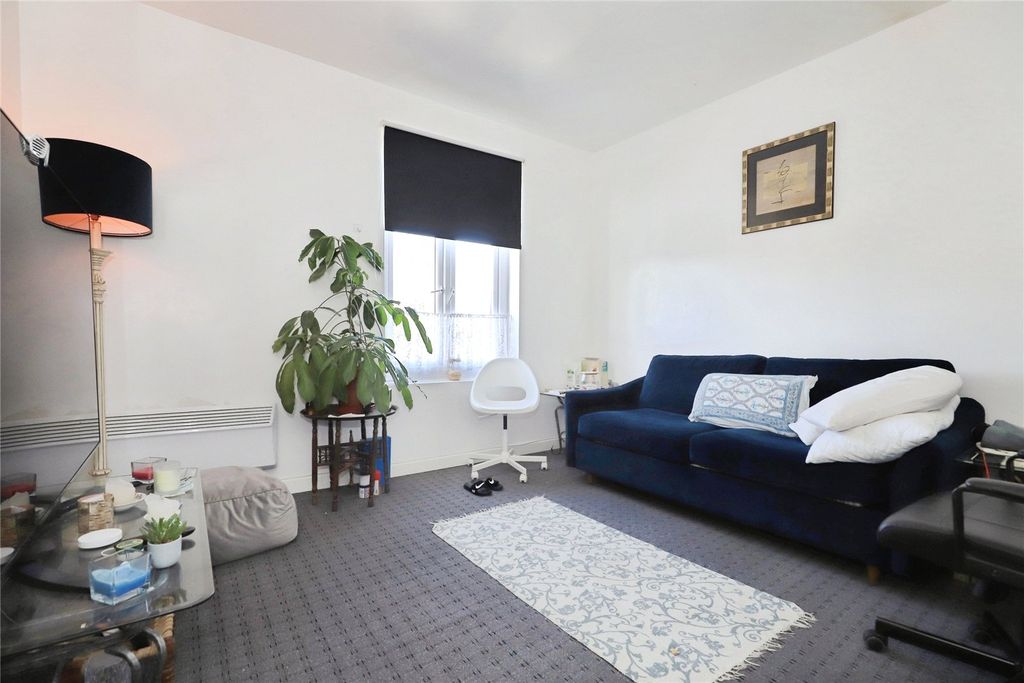 3 bed flat for saleStowheath Lane, Wolverhampton, West Midlands WV1 photo 3