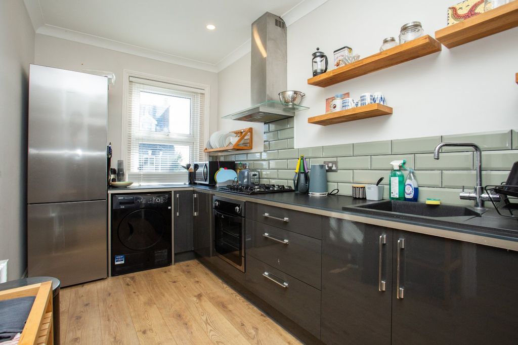 2 bed flat for saleWynn Road, Whitstable, Kent CT5 photo 3