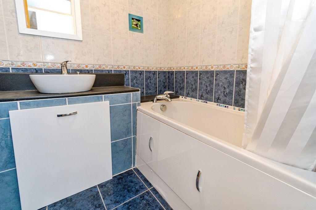 2 bed flat for saleTalbot Close, Southampton SO16 photo 5