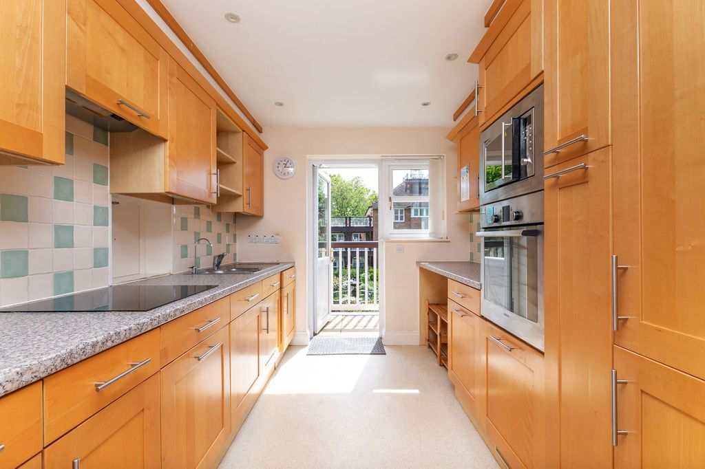 Additional image 3 of 2 bed flat for saleWyke Mark, Winchester SO22