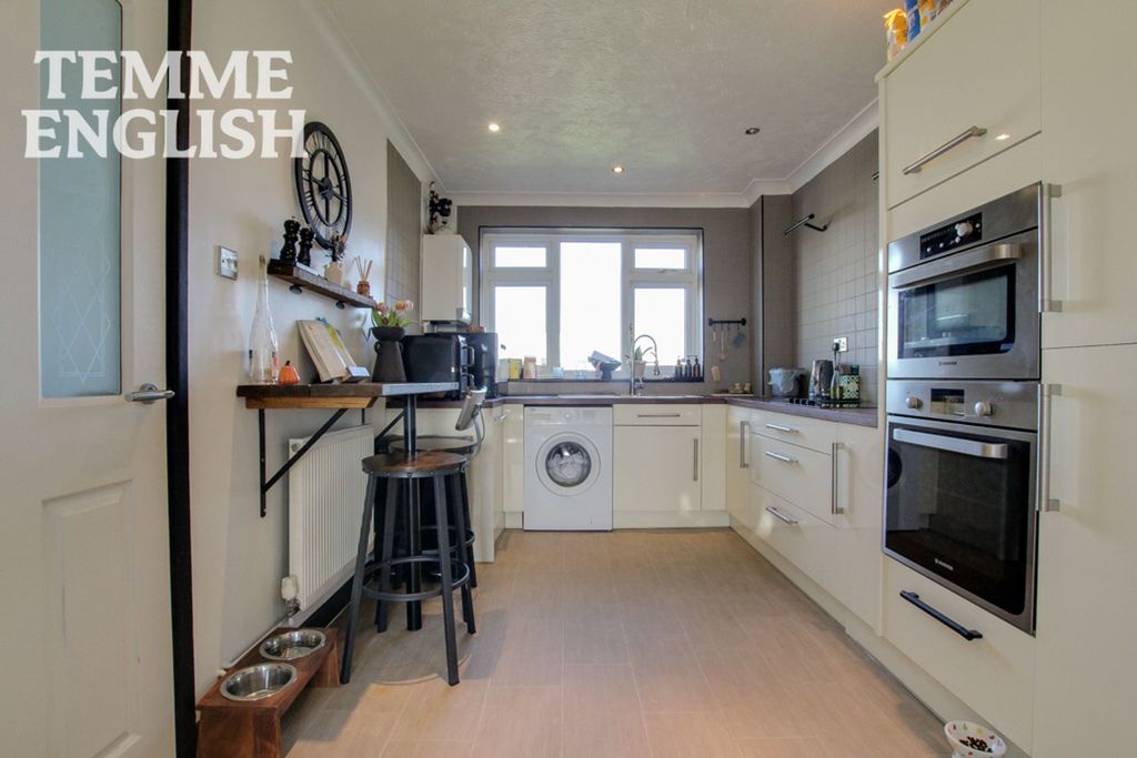 Additional image 3 of 2 bed flat for saleMarket Avenue, Wickford SS12
