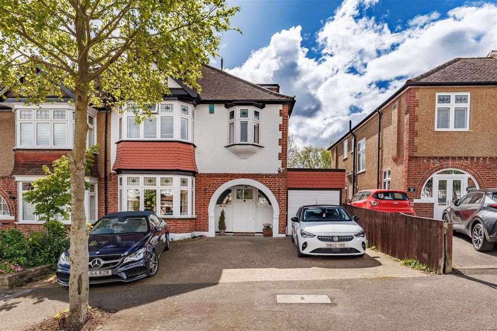 5 bed semi-detached house for saleQueens Avenue, Woodford Green IG8