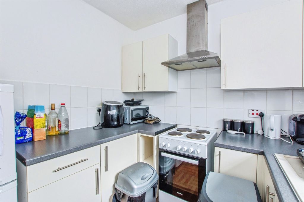 2 bed flat for saleMill Close, Wisbech PE13 photo 2
