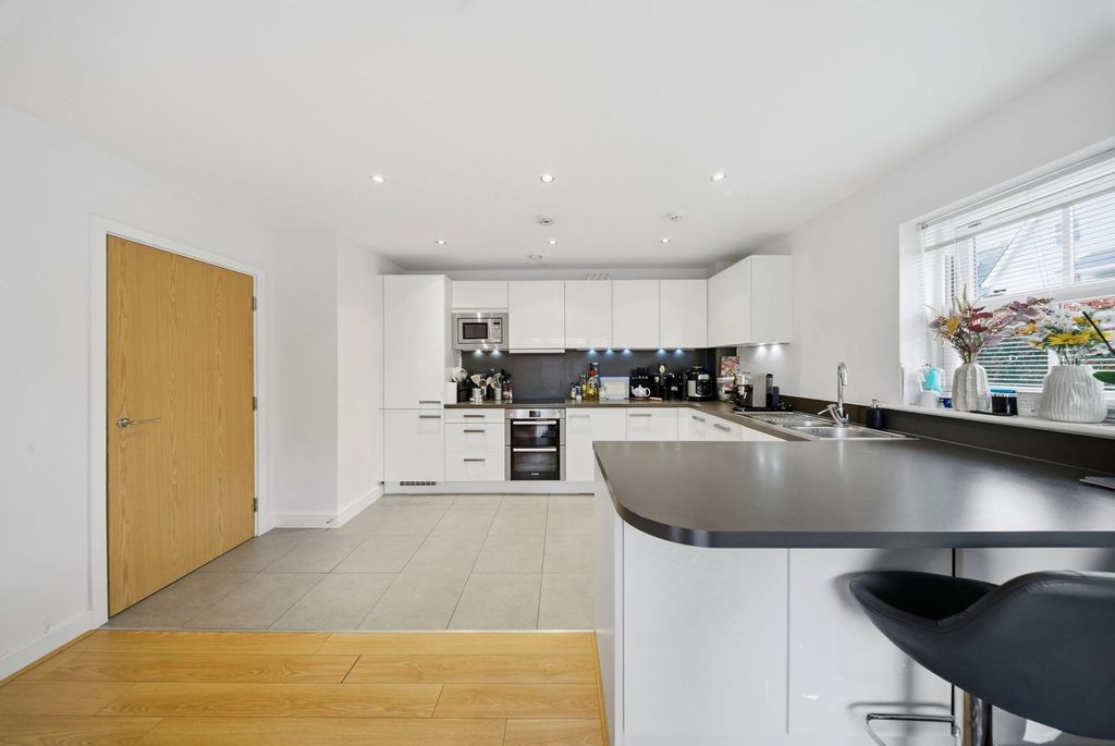 Additional image 4 of 2 bed flat for saleWestmount Close, Worcester Park KT4