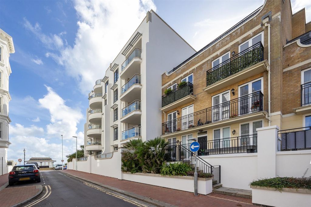 2 bed flat for saleSteyne Gardens, Worthing BN11