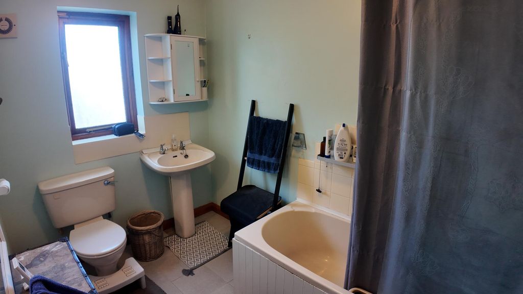 Additional image 6 of 1 bed flat for saleUnion Street, Newport PO30