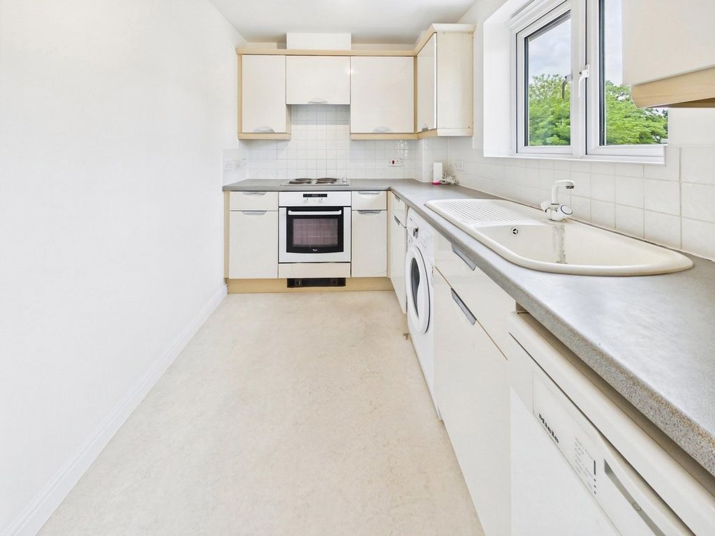 2 bed flat for saleLangstaff Way, Southampton SO18 photo 5