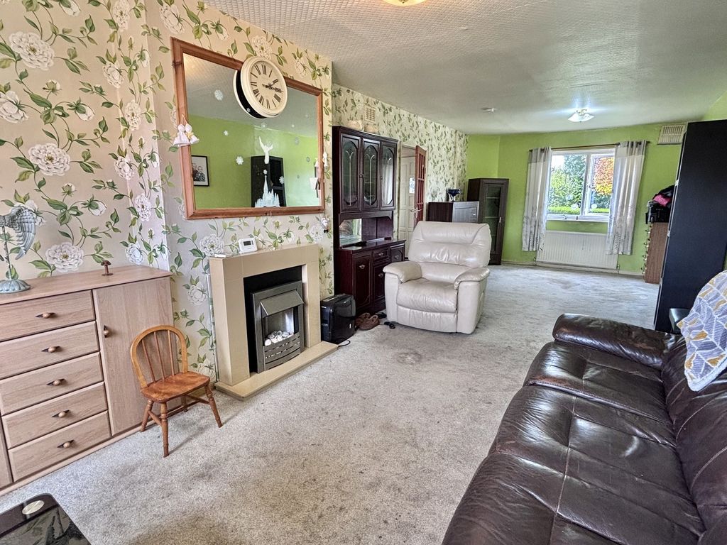 4 bed semi-detached house for saleLutterworth Road, Blaby, Leicester, Leicestershire. LE8 photo 4