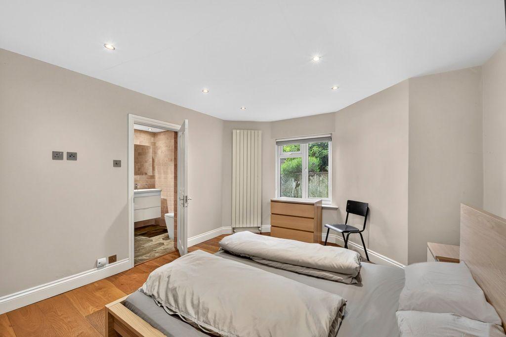 Additional image 6 of 2 bed flat for saleMontague Road, Richmond TW10