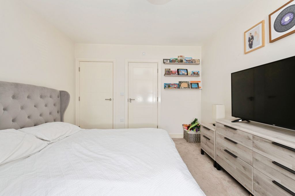 Additional image 10 of 2 bed flat for saleGatehouse Close, Ashford TW15