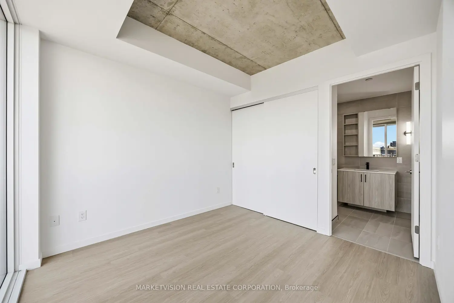 Additional image 3 of 689 The Queensway 310