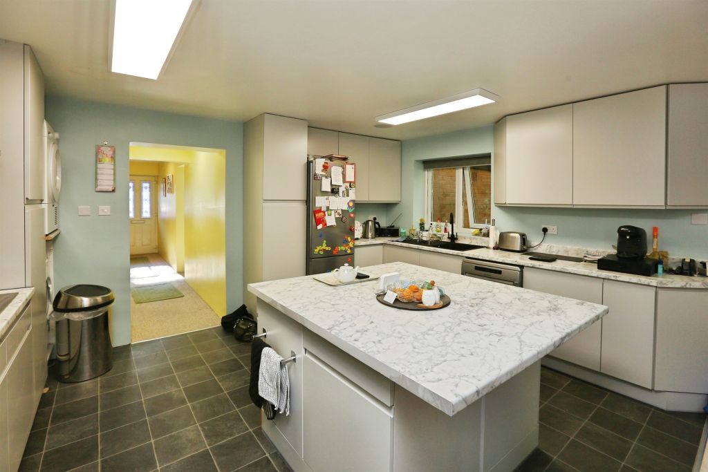 Additional image 2 of 3 bed detached house for saleClover Way, Hedge End, Southampton SO30